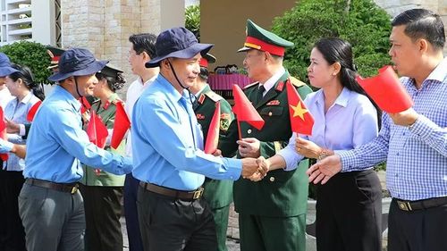Đại biểu và bà con nhân dân tiễn Đội K91 lên đường thực hiện nhiệm vụ. (Ảnh: HỮU NGHĨA)