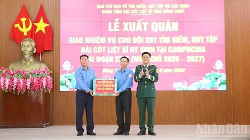 Thiếu tướng Huỳnh Văn Ngon, Phó Chính ủy Quân khu 9, Trưởng Ban Chỉ đạo về tìm kiếm, quy tập và xác định danh tính hài cốt liệt sĩ Quân khu 9 trao quà tặng Đội K91 trước khi xuất quân. (Ảnh: HỮU NGHĨA)