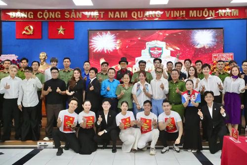 Các nghệ sĩ, KOL và cơ quan chức năng chung tay lan tỏa thông điệp về phòng, chống ma túy. (Ảnh: TRỌNG ANH)