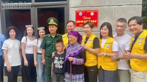 Lễ khánh thành và bàn giao ngôi nhà tình nghĩa cho bà Vàng Thị Mai.