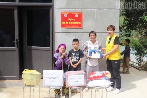 Những món quà ấm áp nghĩa tình được chuyển đến tận tay những người nghèo, người có hoàn cảnh khó khăn nơi biên cương.