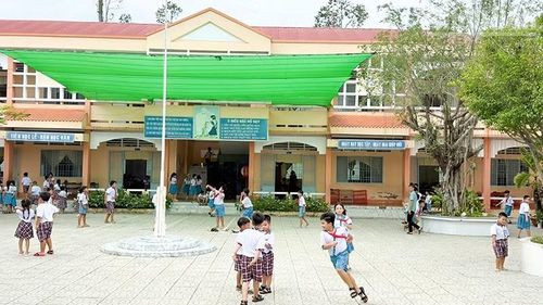 Học sinh Vĩnh Long vui chơi trước ngày khai giảng năm học mới. (Ảnh: BÁ DŨNG)