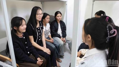 Các thầy cô hướng dẫn học sinh sinh hoạt nội trú trong khu ký túc xá. (Ảnh: CÔNG HẢI)