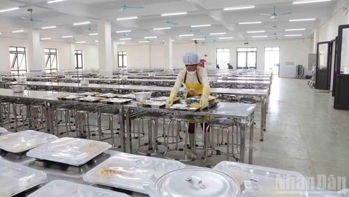 Khu nhà ăn được xây dựng rộng rãi, bảo đảm cho gần 1.000 học sinh. (Ảnh: CÔNG HẢI)