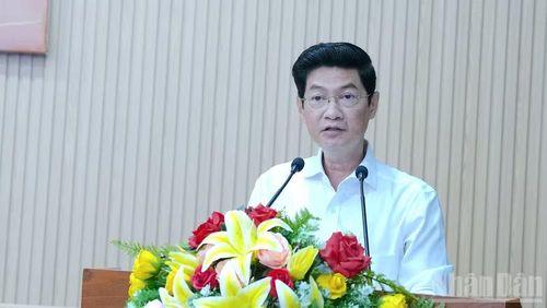 Ủy viên Ban Thường vụ Tỉnh ủy, Bí thư Đảng ủy phường Tân Thành (tỉnh Cà Mau) Trương Đăng Khoa trình bày tham luận tại hội nghị. (Ảnh: HỮU TÙNG)