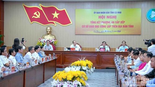 Quang cảnh hội nghị với sự chủ trì của các đồng chí Thường trực Tỉnh ủy Cà Mau. (Ảnh: HỮU TÙNG)