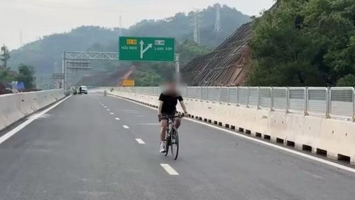 Người dân tự ý đi vào công trường đường cao tốc Hữu Nghị-Chi Lăng đang thi công, tiềm ẩn nhiều nguy cơ gây tai nạn giao thông. (Ảnh: LIÊN VŨ)