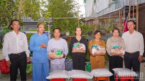Đại diện Mặt trận và các đoàn thể xã Vĩnh Thạnh tặng quà cho gia đình có hoàn cảnh khó khăn. (Ảnh VĂN ÚT)