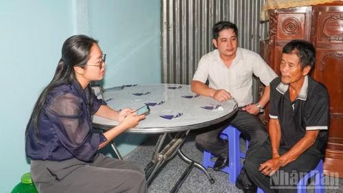 Cán bộ đến nhà cập nhật thông tin, hoàn cảnh và nhu cầu hỗ trợ của hộ dân vào “Bản đồ số an sinh cộng đồng”. (Ảnh VĂN ÚT)