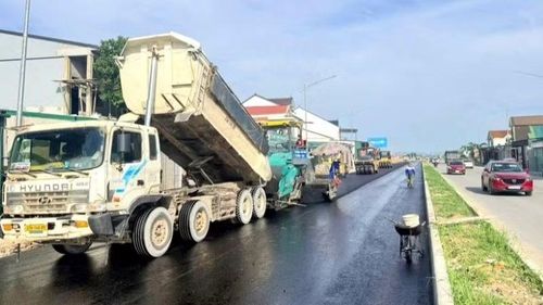 Các đơn vị triển khai thi công cải tạo, mở rộng tuyến quốc lộ 46 (Vinh-Nam Đàn). (Ảnh ĐẠI DƯƠNG)