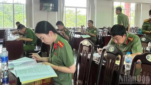 Thí sinh thực hiện bài thi ở vòng chung kết cuộc thi tìm hiểu pháp luật về xử phạt vi phạm hành chính (Ảnh: ĐINH NHÂN).