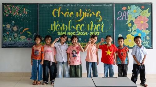 Các em học sinh háo hức bước vào năm học mới. (Ảnh: HIỀN ANH)