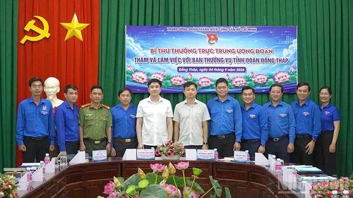 Đại biểu chụp ảnh lưu niệm tại buổi làm việc. (Ảnh: HỮU NGHĨA)