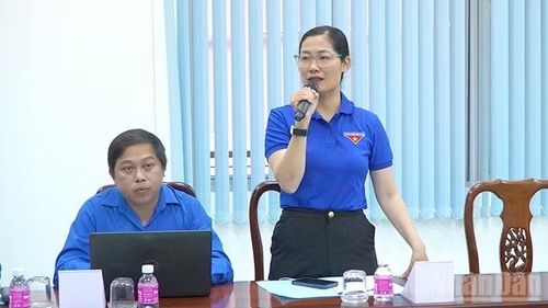 Lãnh đạo Xã đoàn thông tin tình hình công tác đoàn tại địa phương. (Ảnh: HỮU NGHĨA)