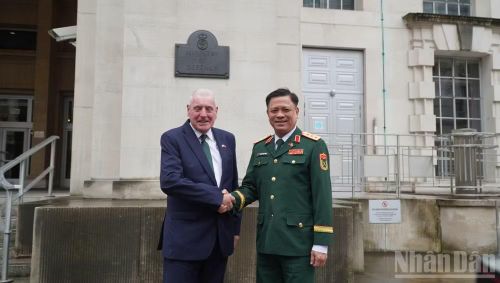 Thượng tướng Nguyễn Trường Thắng và Ngài Vernon Coaker, Quốc vụ khanh Bộ Quốc phòng Liên hiệp Vương quốc Anh và Bắc Ireland.