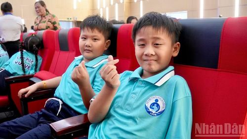 Em Nguyễn Công Tiến (bên phải), cháu nội ông Nguyễn Văn Bé Sáu cùng bạn tại lễ khai giảng "Lớp học vui vẻ".