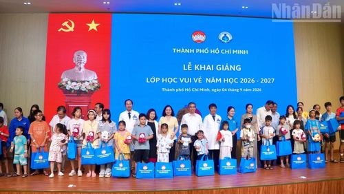 Lãnh đạo Thành phố Hồ Chí Minh và đại biểu trao quà cho các em bệnh nhi tại "Lớp học vui vẻ".