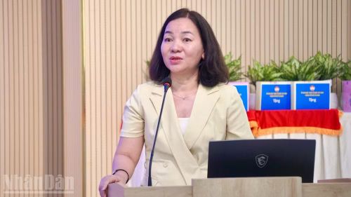 Bà Trương Thị Bích Hạnh, Phó Chủ tịch Thường trực Ủy ban Mặt trận Tổ quốc Việt Nam Thành phố Hồ Chí Minh phát biểu tại lễ khai giảng hai lớp học đặc biệt.