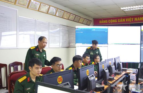 Chỉ huy Trung tâm 186 (Bộ tư lệnh 86) kiểm tra đơn vị luyện tập thực binh đối kháng tác chiến không gian mạng. Ảnh: VĂN MẠNH 