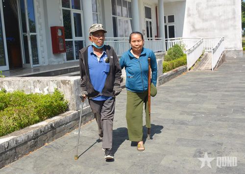 Chiếc nạng là người bạn đồng hành với vợ chồng ông bà Tới - Nguyệt. Ảnh: NGỌC MINH