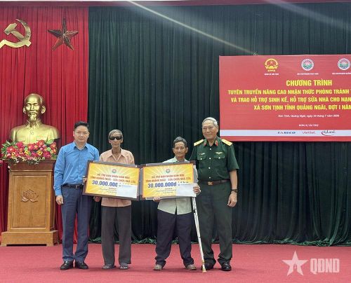 Ông Nguyễn Huynh (thứ hai từ bên trái) nhận hỗ trợ 30 triệu đồng để sửa chữa nhà cửa. Ảnh: NGỌC MINH
