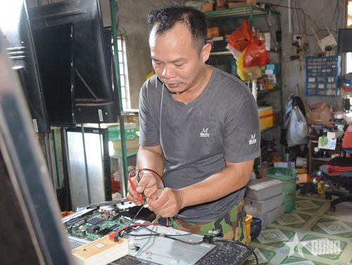 Anh Lê Tùng cho biết, anh mày mò học thêm sửa chữa tivi trên mạng internet để có thể sửa chữa tivi, đồ điện tử thế hệ mới cho bà con trong thôn. Ảnh: NGỌC MINH
