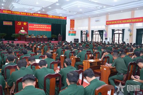 Quang cảnh đối thoại dân chủ tại Bộ CHQS tỉnh Vĩnh Long.  