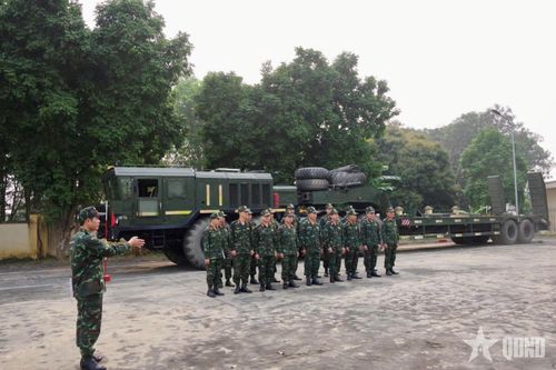 Tiểu đoàn 2 tổ chức huấn luyện bổ túc lái xe chở tăng, nâng cao khả năng xử lý tình huống cho đội ngũ lái xe. Ảnh: Đơn vị cung cấp 