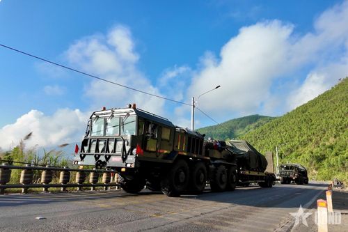  Đội hình Tiểu đoàn 2 cơ động thực hiện nhiệm vụ vận chuyển trang bị kỹ thuật cho các đơn vị trong toàn quân.