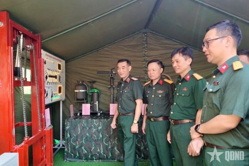 Lãnh đạo Cục Kỹ thuật quân, binh chủng kiểm tra một số sản phẩm sáng kiến, cải tiến kỹ thuật tiêu biểu của Tiểu đoàn 2. 
