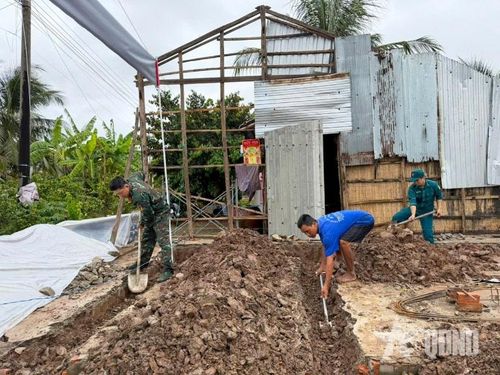 Cán bộ, chiến sĩ Ban CHQS xã Biển Bạch (Cà Mau) hỗ trợ ngày công lao động giúp người dân xây nhà.
