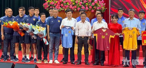  Lãnh đạo tỉnh Hưng Yên chúc mừng Hưng Yên FC. Ảnh: DƯƠNG THUẬT