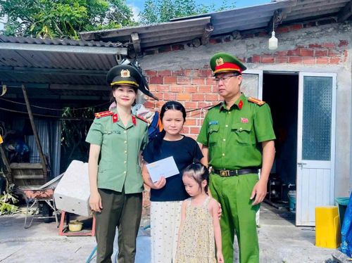 Công an xã Quế Sơn Trung tặng quà cho học sinh trước thềm năm học mới.