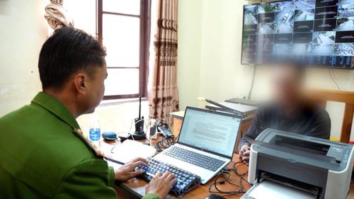 Công an phường Xuân Hương - Đà Lạt làm việc với ông T.V.L.