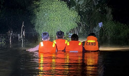 Lực lượng công an vào vùng nước sâu nguy hiểm cứu người