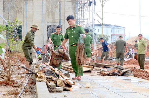 Để đảm bảo tiến độ, khuôn viên sạch đẹp, Công an xã Dục Nông cùng các lực lượng hỗ trợ dọn vệ sinh