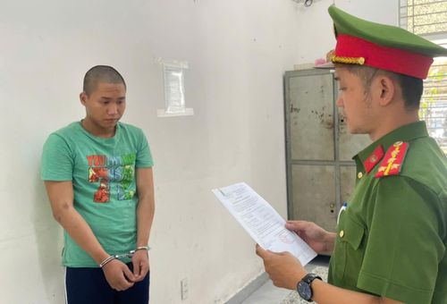 Công an phường An Khê thực hiện lệnh bắt tạm giam đối với bị can Đoàn Lê Quốc Vũ.