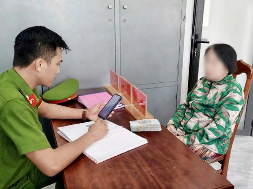 Trực ban Công an xã Thăng Điền làm việc với bà T.