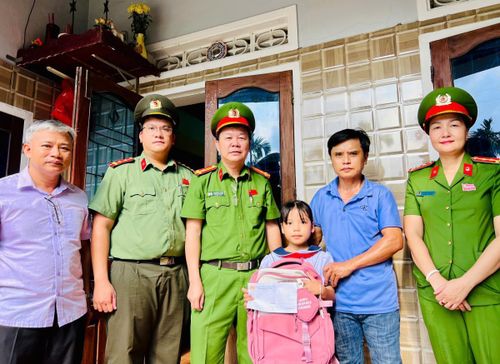 Tặng quà cho bé Phan Thị Bảo Ngọc.