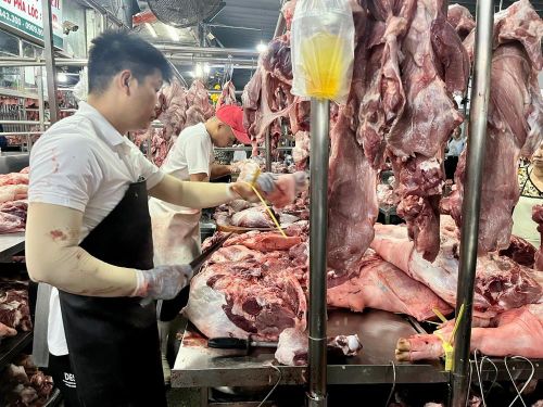 Kinh doanh thịt heo tại chợ đầu mối Hóc Môn (TPHCM). Ảnh: GIA HÂN 