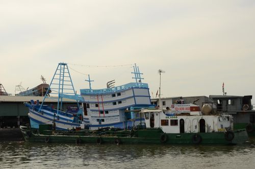 Điểm kinh doanh xăng dầu nổi trên sông tại phường Vũng Tàu. Ảnh: THÀNH HUY