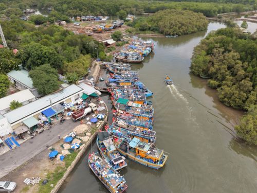 Tàu cá cập cảng Lộc An, xã Phước Hải, bốc thủy sản và tiếp nhiên liệu để vươn khơi
