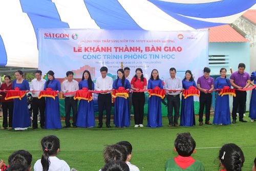  Các vị đại biểu cắt băng khánh thành công trình phòng tin học cho điểm trường thôn La Ngà, thuộc Trường Tiểu học và THCS La Dạ. Ảnh: TIẾN THẮNG 