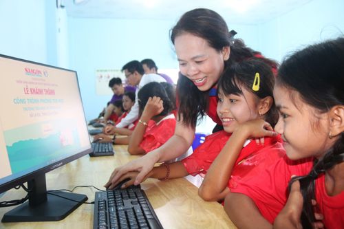  Các em học sinh háo hức sử dụng phòng tin học. Ảnh: TIẾN THẮNG 