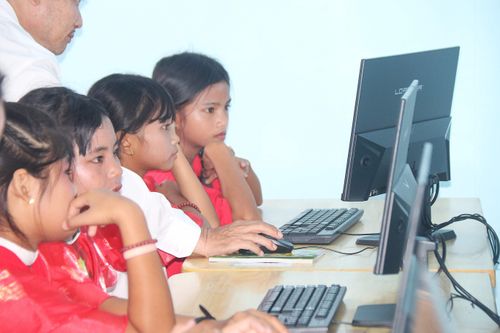  Học sinh Trường Tiểu học và THCS La Dạ tại phòng tin học. Ảnh: TIẾN THẮNG 