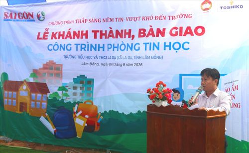  Ông Kiều Đức Thuận, Hiệu trưởng Trường Tiểu học và THCS La Dạ gửi lời cảm ơn sâu sắc tới Báo SGGP và Công ty Toshiko. Ảnh: TIẾN THẮNG 