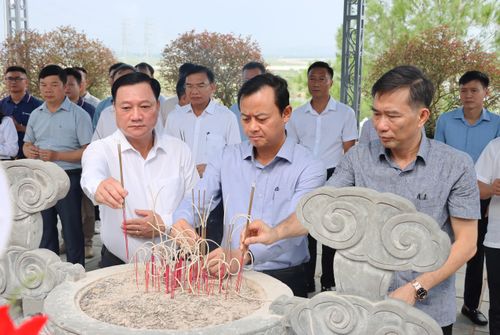 Các đại biểu thành kính dâng hương, tưởng niệm Tổng Bí thư Trần Phú