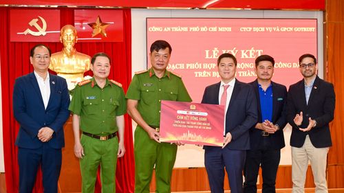  Trao bảng cam kết đồng hành triển khai Trạm công dân số trên địa bàn TPHCM 