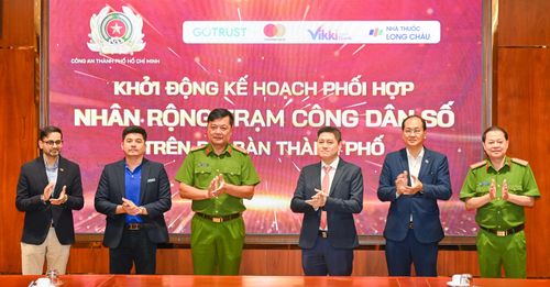  Đại biểu thực hiện nghi thức triển khai kế hoạch phối hợp nhân rộng mô hình Trạm công dân số 