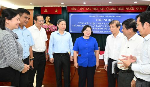 Phó Bí thư Thành ủy TPHCM Văn Thị Bạch Tuyết trao đổi cùng các đại biểu dự hội nghị. Ảnh: VIỆT DŨNG